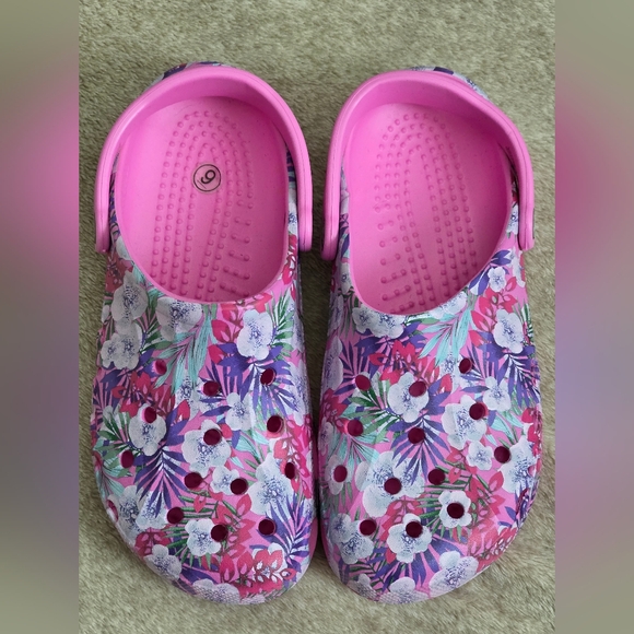 CROCS Shoes - Crocs Classic Retro Resort Clogs - Pink Tropical Floral - NWOT - Size W 9 / M 7
